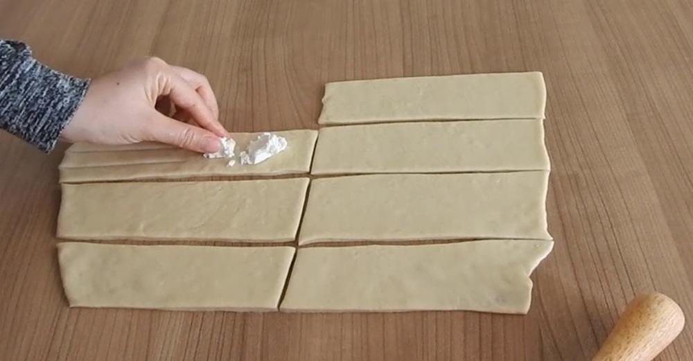 Kabartma Tozlu Mayasız Örgü Poğaça Tarifi