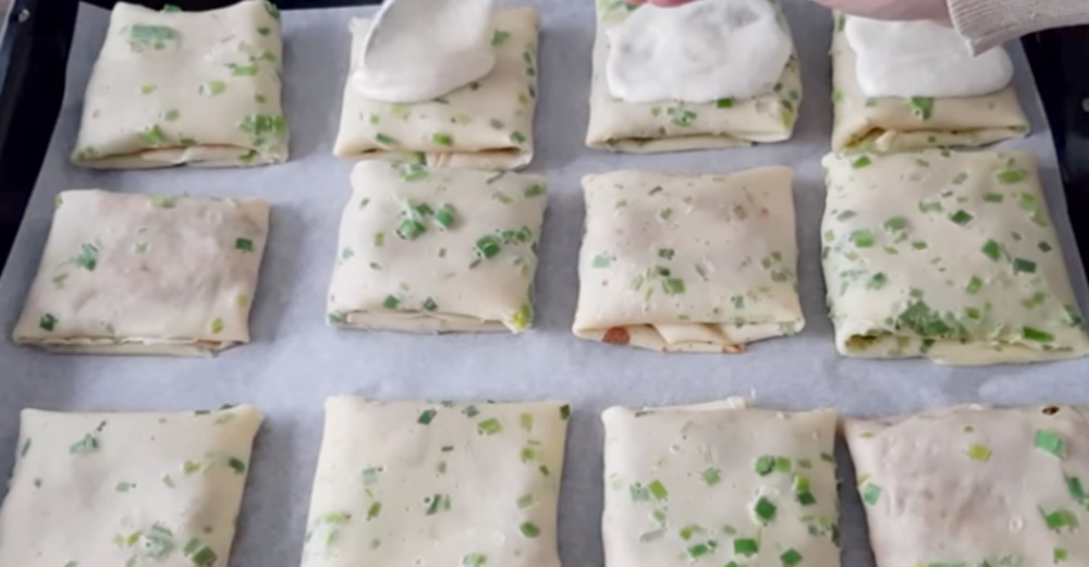Ben Pırasa Sevmem Diyene Bile Koca Tepsiyi Yedirten Pırasalı Börek Tarifi