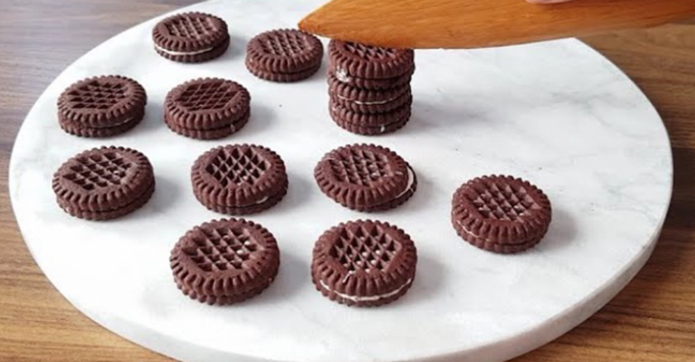 Bu Kadar mı Kolay Diyeceğiniz Şahane Sunumuyla Bisküvili Browni Tarifi