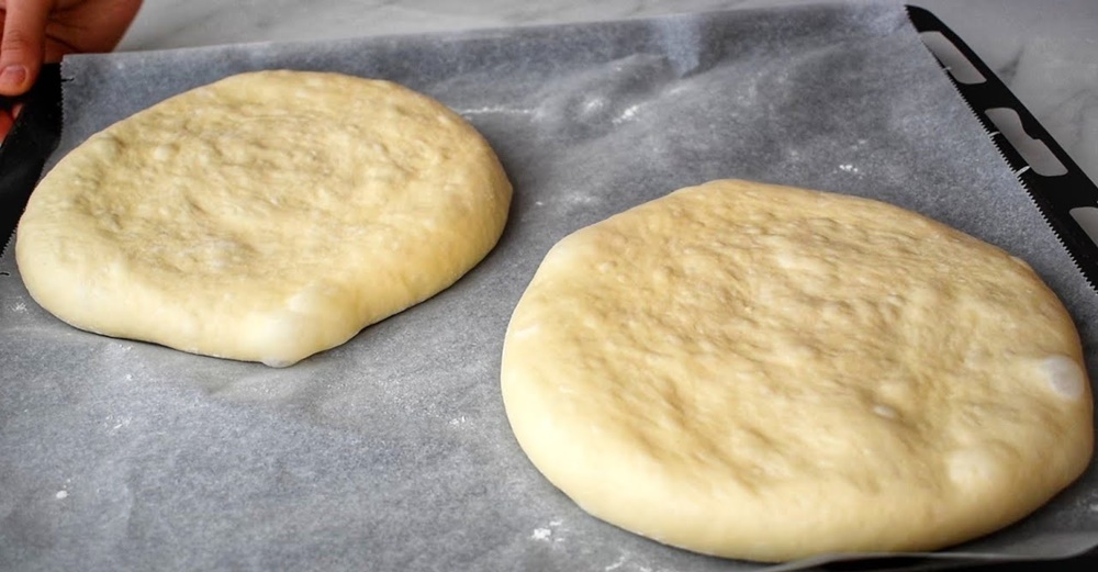 Yumuşacık Lezzetine Hayran Bırakan Yapılışı Çok Farklı Pastane Pidesi Tarifi