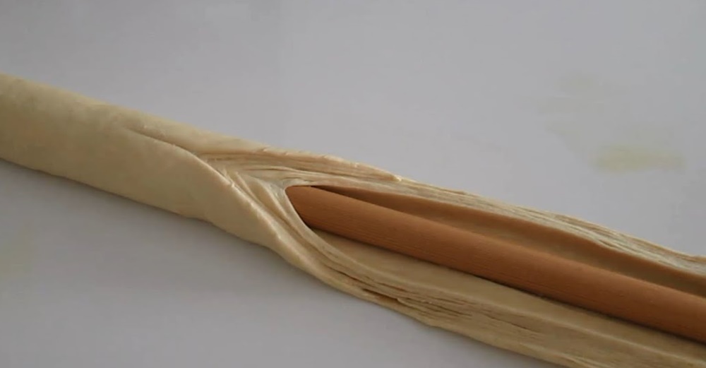 Yumuşacık Hamuru ile Kat Kat Lezzetiyle Sıradışı Bir Poğaça Tarifi