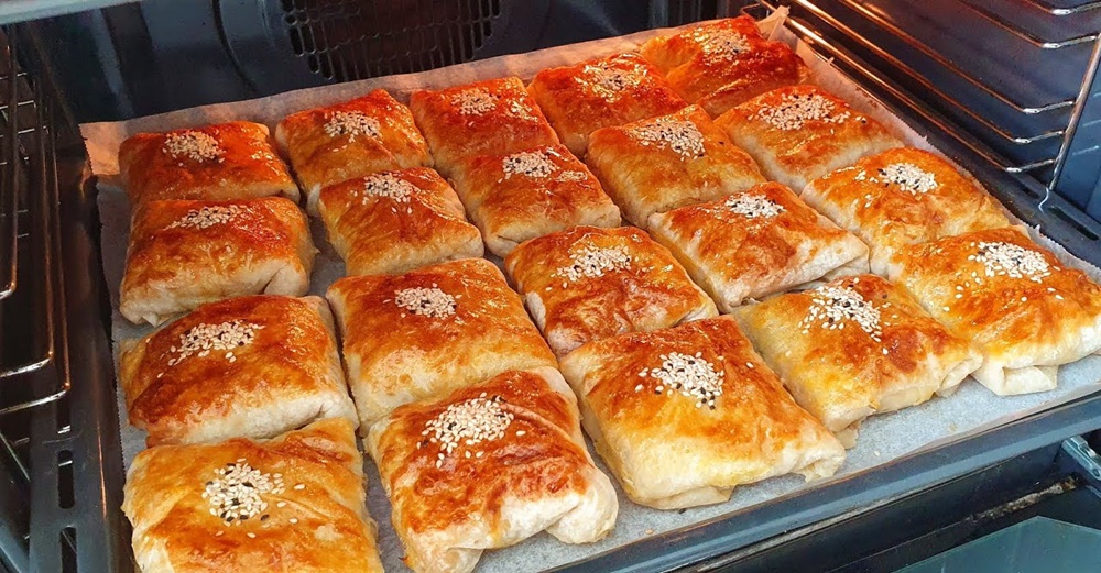 10 Dakikada 1 Tepsi Üzeri Nar Gibi Kızarmış Bohça Börek Tarifi