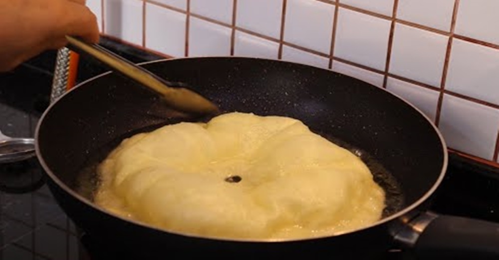 10 Dakikada Yağ Çekmeyen Mayasız Pişi Tarifi