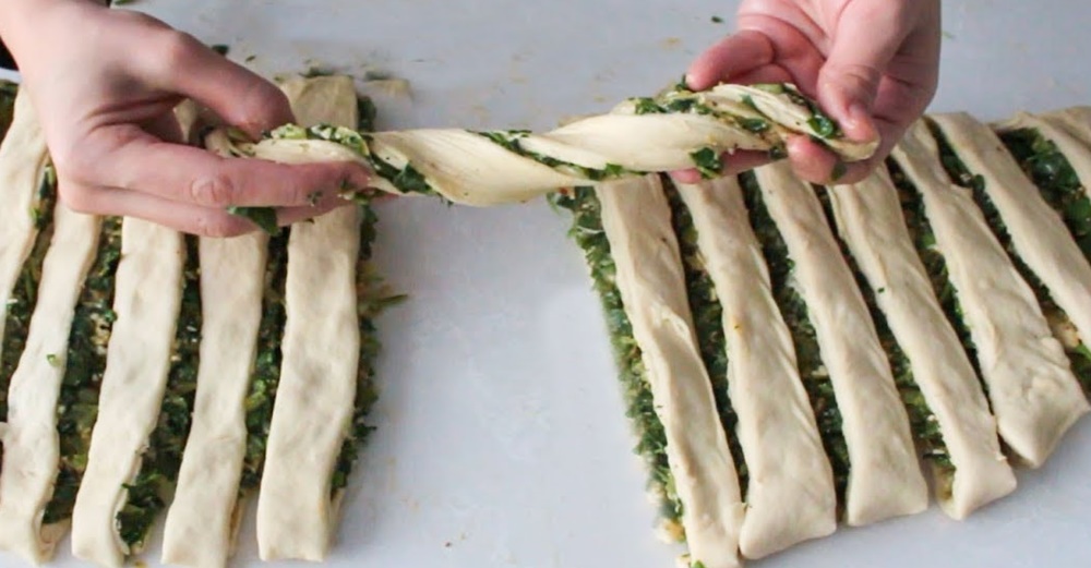 Pırasalı Pazılı Döndürme Börek Tarifi