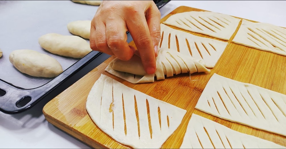 Puf Puf Kabaran Kat Kat Poğaça Tarifi  Malzemeler :